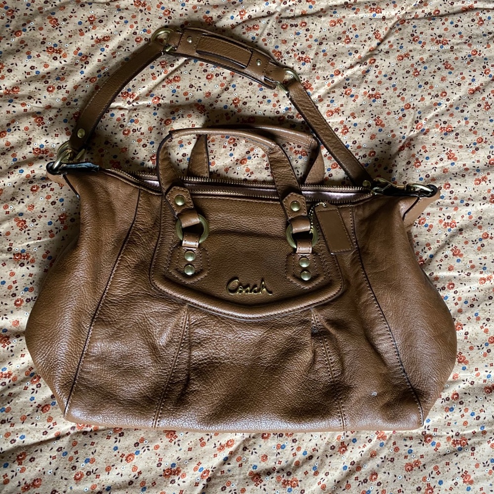 Coach shoulder bag gold details